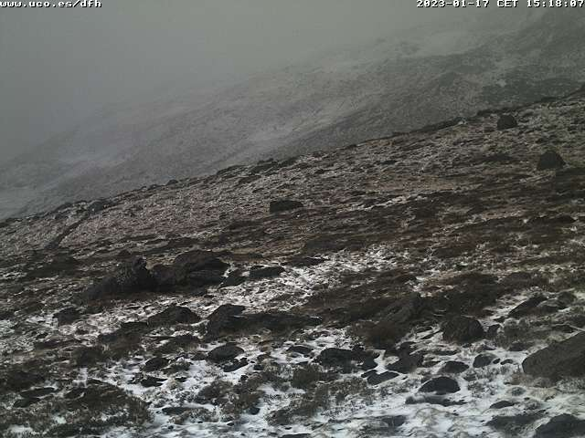 NevadaNieve's tweet photo. Estado en #RefugioPoqueira en estos momentos, #SierraNevada sur, 2500 m. Tenemos el frío (-5ºC) pero falta la precipitación https://t.co/VZuhl6AywZ