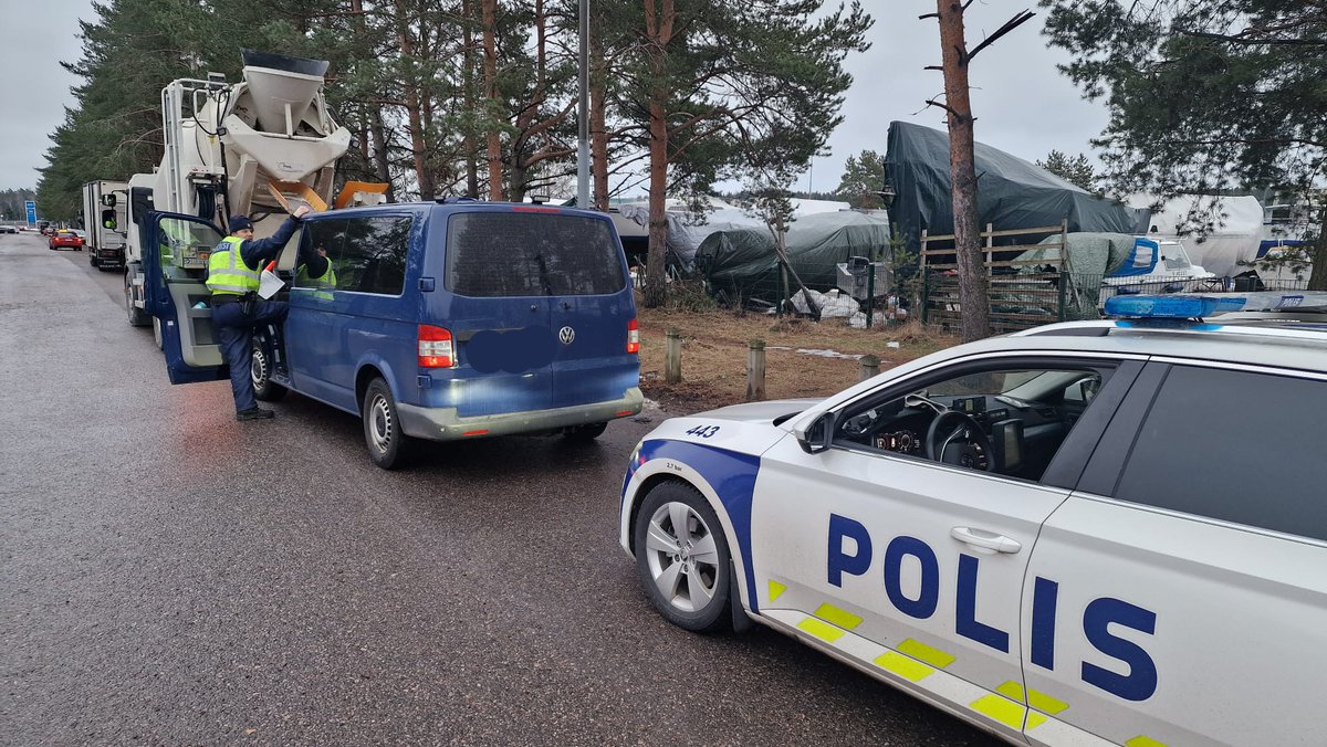 Raportti kentältä: Raskaan liikenteen valvontaa Meripellontiellä. Muutamia huomautuksia, liikennevirhemaksuja ja 1 sakko (ei paperia piirturissa). 
Yksi asiakas kiinni maksamattomien sakkojen vuoksi, kuljetus vankilaan jos ei nyt maksa.

Autamme - toimimme - ratkaisemme