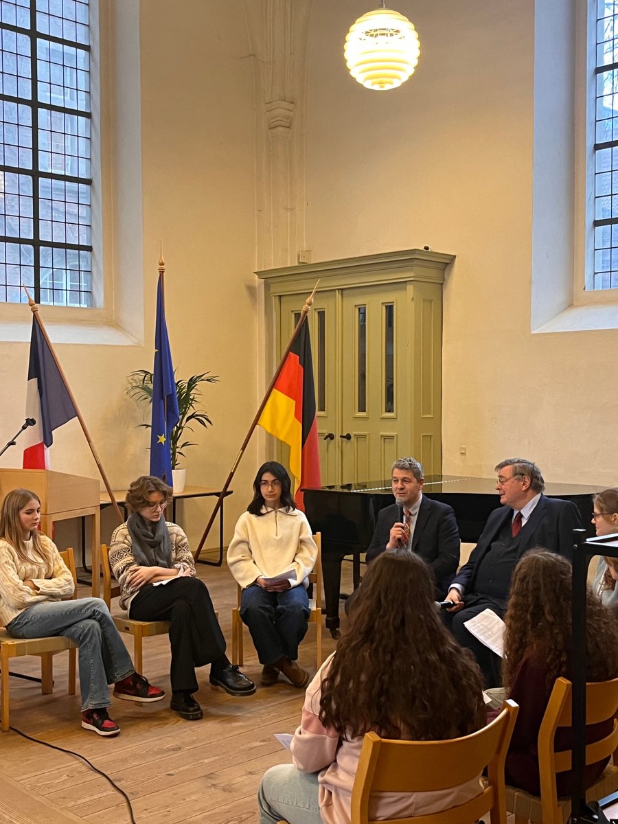 Happy to celebrate the 60th anniversary of the Elysée Treaty between 🇫🇷 and 🇩🇪 at Sankt Petri Schule. <a href="/AmbParisot/">Parisot Christophe</a> &amp; <a href="/GermAmbDNK/">Ambassadør Anke Meyer</a> had rich exchanges with students from <a href="/LyceeFrancaisPH/">Lycée Français Prins Henrik</a> and the school who offered a various and fun program highlighting the strong 🇫🇷 🇩🇪 friendship.