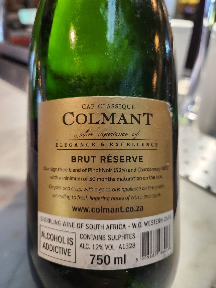 capewinereview's tweet photo. 52% Pinot Noir & 48% Chardonnay the lenghty time on secondary Lee's of at least 30 months have resulted in a very classy sparkle perfect for Sandton Central sundowners
#SandtonSun #Sommelier #MiguelChan #African #CelebrateLife #Colmant #Franschhoek #SouthAfrican #PinotNoir #Bar https://t.co/BInIY0dyVo