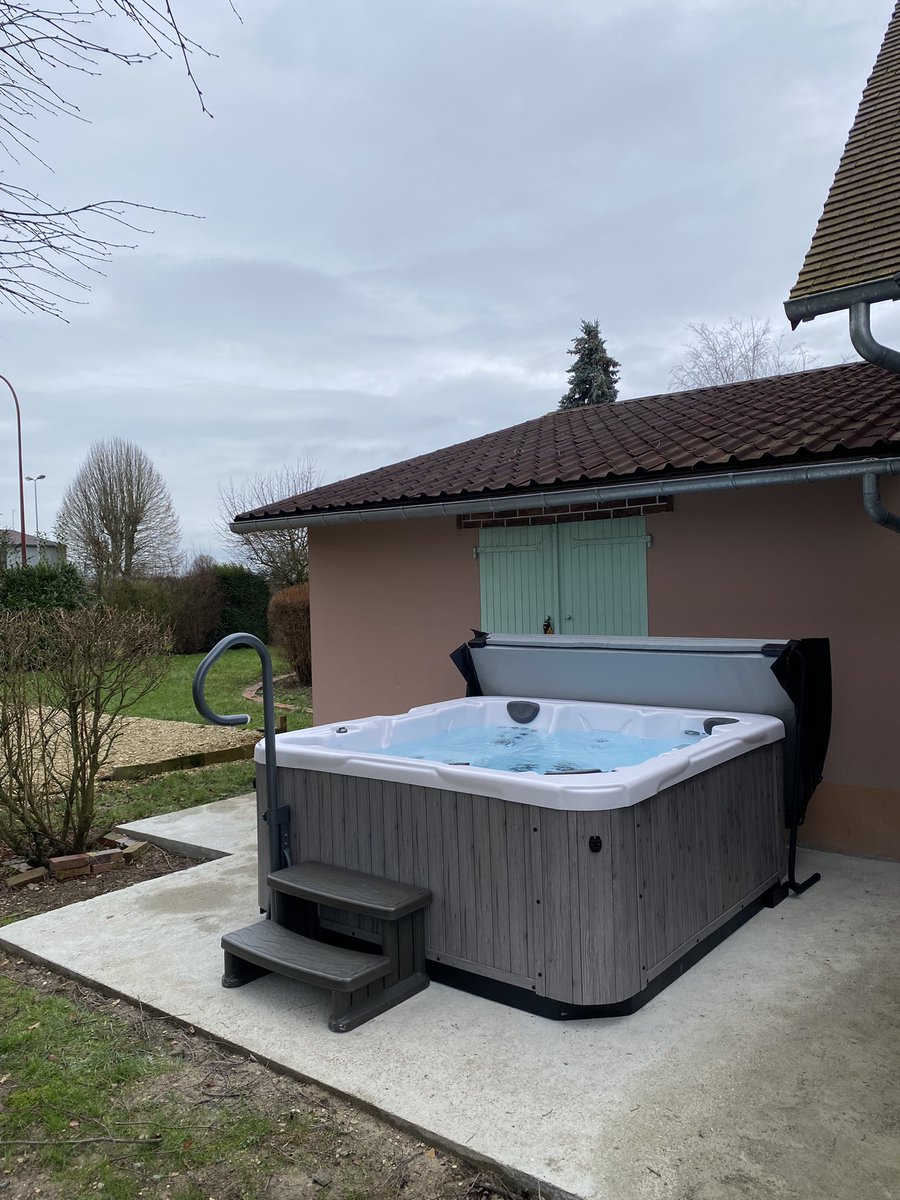 aquavenus2's tweet photo. 💧Installation spa wayfarer 6 places dont une allongée. Cuve Ultralife blanche et habillage terracina Grey 🤩 https://t.co/VmawoitEb7