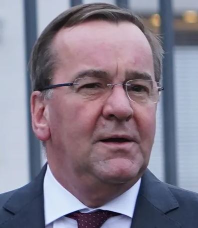 Armin Laschet neuer Verteidigungsminister!