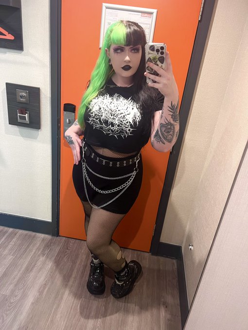 Just a reminder that I&rsquo;m still just as hot with my clothes on 😂😂 https://t.co/nxxDNdnsFH
