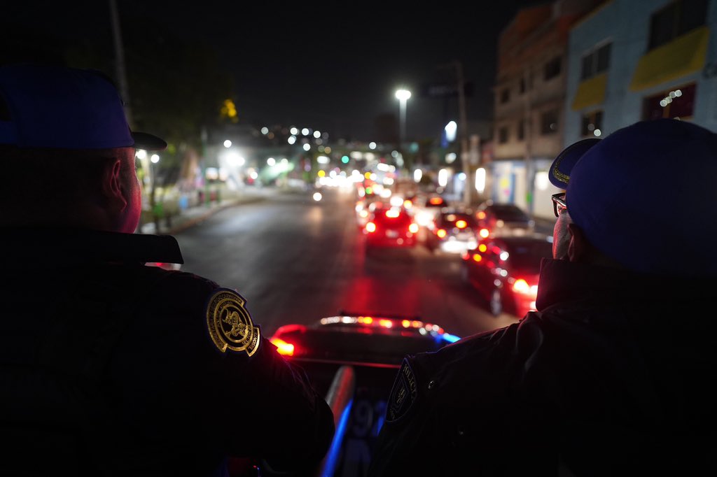 fchiguil's tweet photo. Estamos protegiendo #Cuautepec con elementos policiales que recorren permanentemente colonias de esta zona. Les comparto imágenes de la noche de ayer, nuestra policía recorrió el #Arbolillo inhibiendo actos delictivos y poniéndose al servicio de la comunidad. https://t.co/YwIuMm3XIe