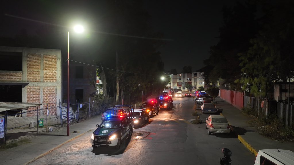 fchiguil's tweet photo. Estamos protegiendo #Cuautepec con elementos policiales que recorren permanentemente colonias de esta zona. Les comparto imágenes de la noche de ayer, nuestra policía recorrió el #Arbolillo inhibiendo actos delictivos y poniéndose al servicio de la comunidad. https://t.co/YwIuMm3XIe