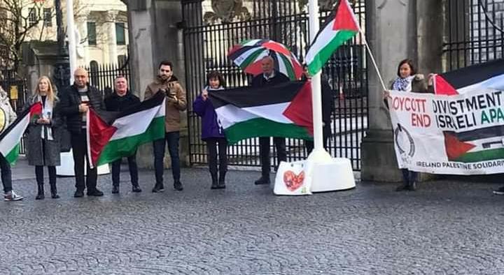 FatimaAlMasry5's tweet photo. A handful of Palestinian supporters gathered in Belfast, Ireland's capital, to protest Ben-Gvir's decision to prohibit the Palestinian flag from public locations. https://t.co/irv36kMfQT