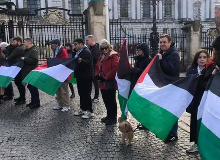 FatimaAlMasry5's tweet photo. A handful of Palestinian supporters gathered in Belfast, Ireland's capital, to protest Ben-Gvir's decision to prohibit the Palestinian flag from public locations. https://t.co/irv36kMfQT