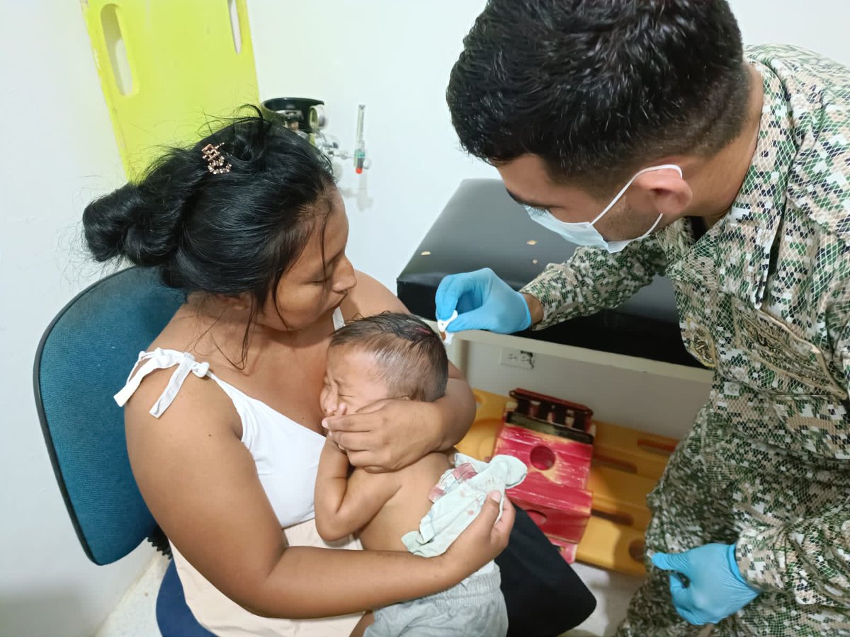 FNC_ArmadaCol's tweet photo. #EsNoticia 🔴 Tripulantes de la Estación de Guardacostas de #PuntaEspada ⚓️atendieron el llamado de la comunidad indígena Wayuu para auxiliar a un niño que sufrió una caída que le ocasionó una herida en la cabeza.
#Unidos🤝
#ProtegemosElAzulDeLaBandera 🇨🇴 https://t.co/UPGLwN6Kwe