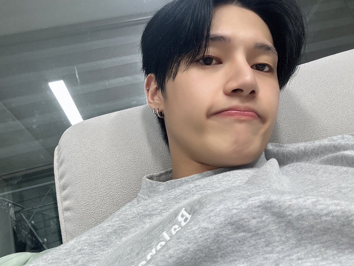 atzsnw's tweet photo. BLACK HAIR IS BACK AAAAAA

wooyoung lo ganteng banget sumpah😭😭😭 https://t.co/Yc2Y5zwXQ0
