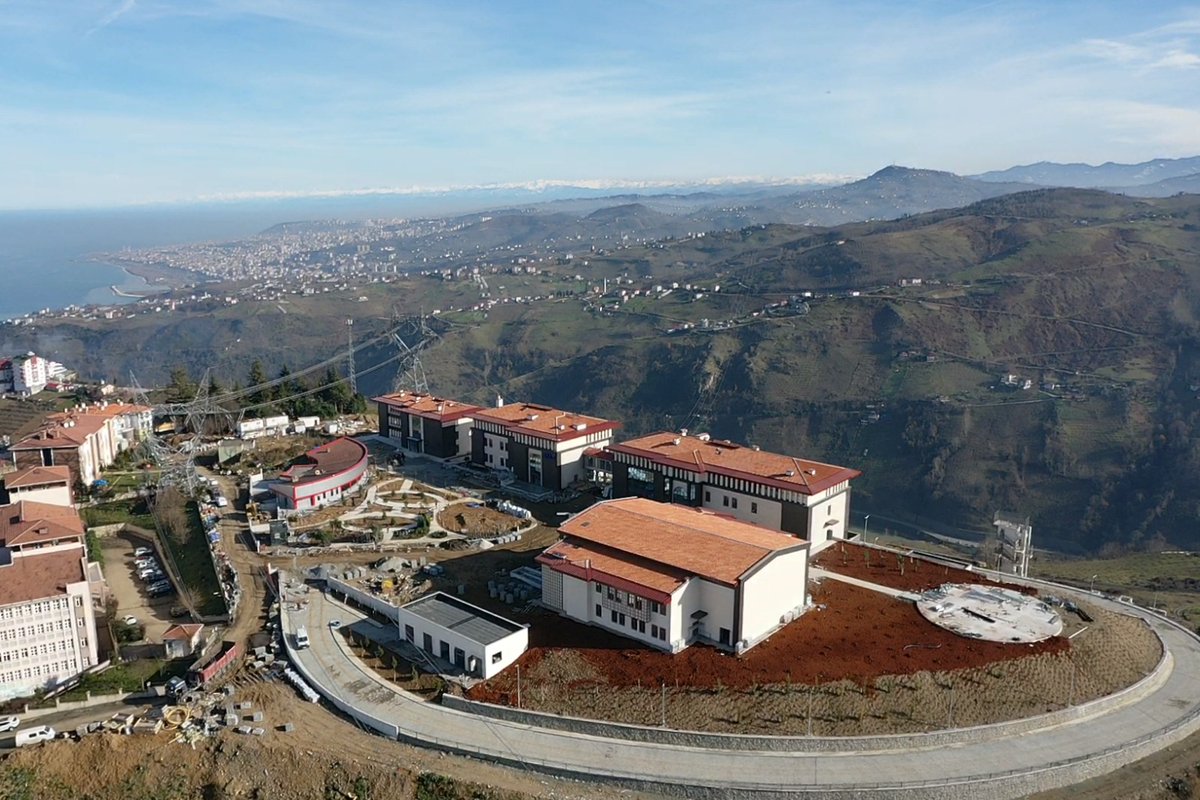 AFADBaskanlik's tweet photo. Bir yandan, önlem alma ve zarar azaltma kültürünü toplum içinde geliştirerek afetlere dirençli bir toplum oluştururken; diğer yandan da kurumsal yapımızı güçlendirmeye devam ediyoruz. https://t.co/a6YjeLkype