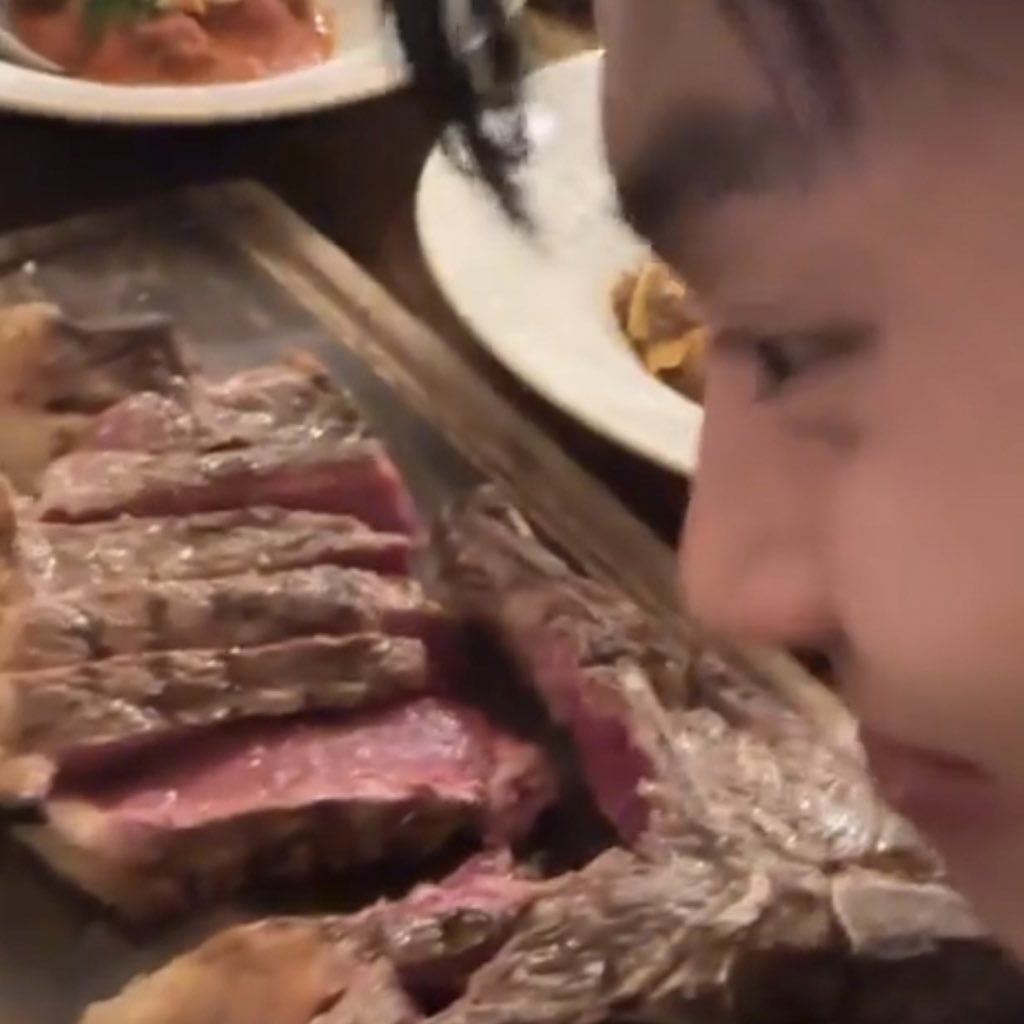ifaprilgirl's tweet photo. น้องวินกับของกินคือน่ารักโนหนึ่งเยย เคี้ยวตุ่ยๆ อยากจะเหมาของอร่อยๆให้กินทั้งโลก! 🤲🏻💘💘 https://t.co/9VQzVVPitr