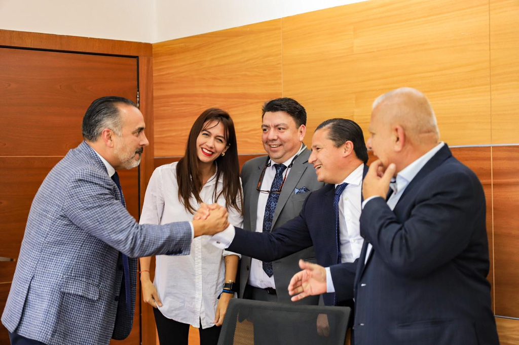 Junto con el alcalde de Portoviejo, <a href="/erwinvaldiviezo/">Erwin Valdiviezo</a>, y el gerente del <a href="/BDEcuadorBP/">Banco de Desarrollo del Ecuador B.P.</a>, <a href="/hcastanierj/">Homero Castanier J.</a>: 

✅ Revisamos el proyecto del eje vial Centenario en la ciudad de Portoviejo con inversión de USD 8.5 millones a ser financiada por el BDE.