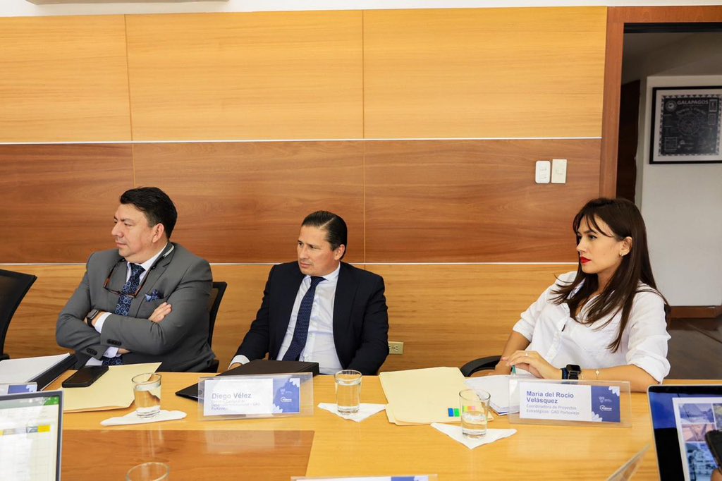 dariovherrera's tweet photo. Junto con el alcalde de Portoviejo, @erwinvaldiviezo, y el gerente del @BDEcuadorBP, @hcastanierj: 

✅ Revisamos el proyecto del eje vial Centenario en la ciudad de Portoviejo con inversión de USD 8.5 millones a ser financiada por el BDE. https://t.co/8lMC2rzKM5