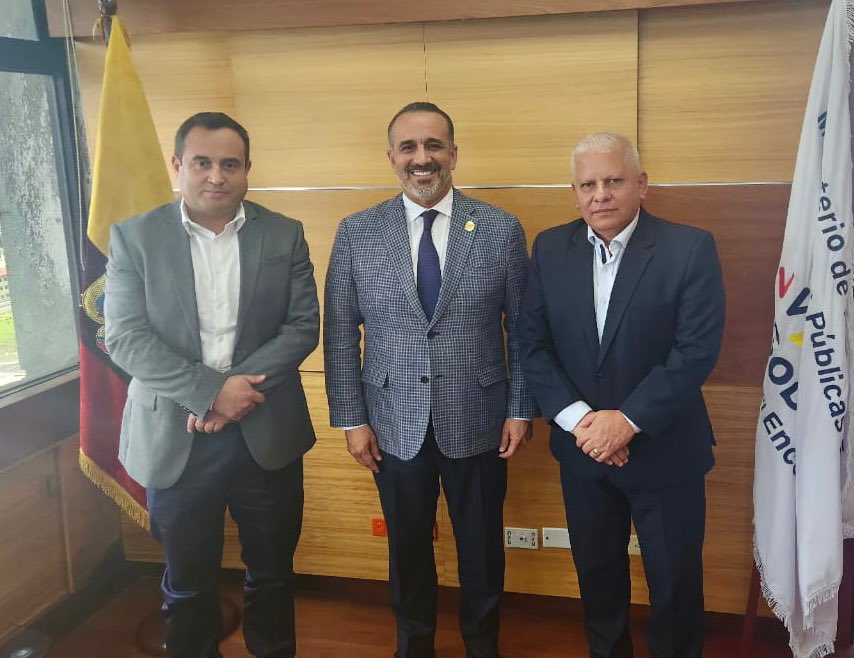 dariovherrera's tweet photo. ✅ @ObrasPublicasEc construirá el eje vial VT3 que aliviará la conectividad de la ciudad con una inversión aproximada de USD 650.000

Las instituciones públicas del gobierno central y local podemos trabajar juntos. https://t.co/BrWUTrcg7O
