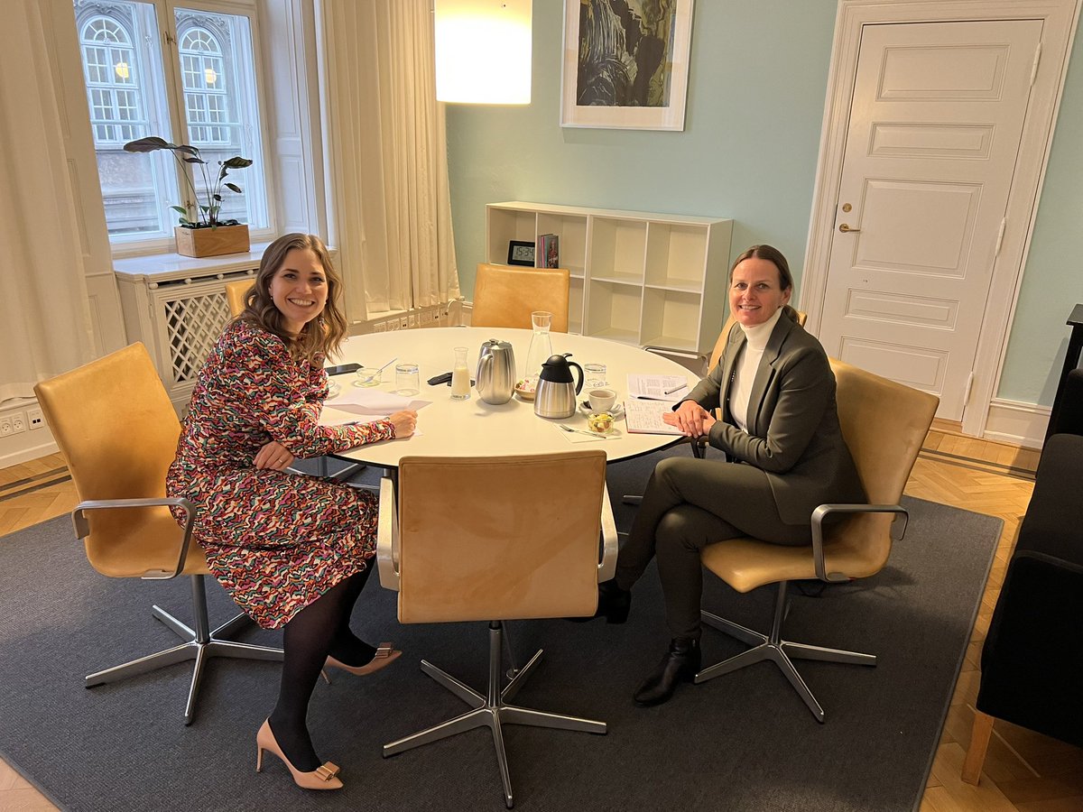 Digi_ministerie's tweet photo. Digitaliseringsminister @marie_bjerre er optaget af, hvordan digitalisering kan skabe vækst i de danske virksomheder og mødtes derfor i dag med Rikke Zeberg, der er branchedirektør i @di_digital_ #digitalisering #vækst @ZebergR https://t.co/cBtq5yXK6Q