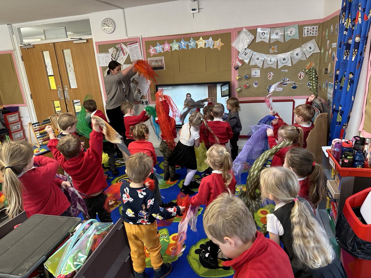 sherburnhungate's tweet photo. Nursery Seahorses have been enjoying some Squiggle Whilst you Wiggle this morning! #SHP #earlyYears #SquigglesndWiggle #movementPlay https://t.co/c08byIAWwa
