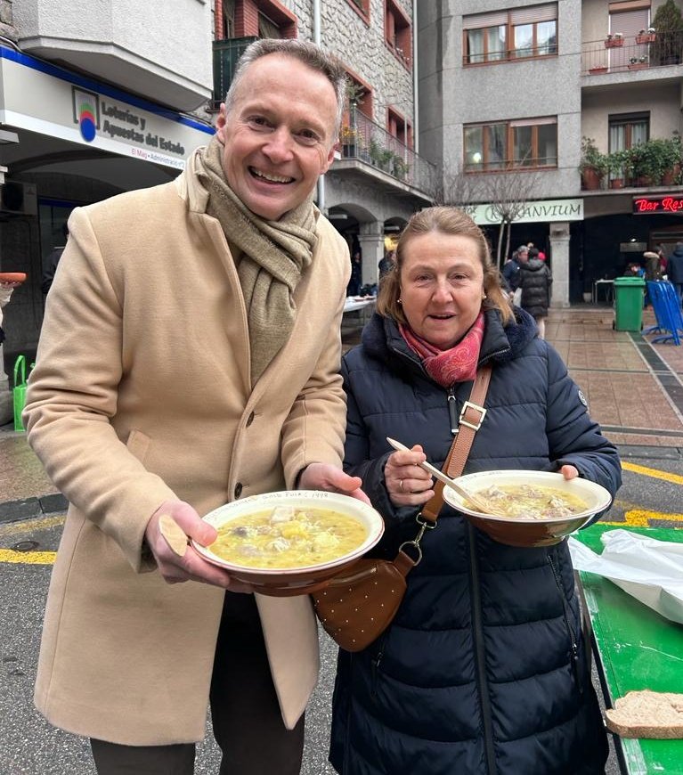 🍲 Sant Antoni, dia d'escudelles a vàries parròquies 🇦🇩

👥 El president del <a href="/GP_Independent/">GP Independent - ACC!Ó</a>, <a href="/FerranCostaAND/">Ferran Costa</a>, i la consellera general Sílvia Ferrer han participat en la tradicional escudellada d'Andorra la Vella.

#SomAcció