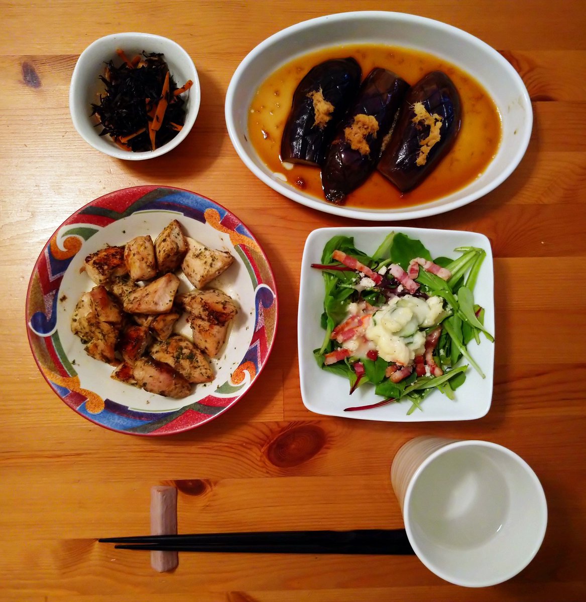 今日の夕飯💕茄子の焼きびたし💯サラダはベーコンとポテトも加えて😉鶏むね肉はバジルで焼いたよ〜🤣いただきます〜😉呑んでる方はかんぱーい🍻