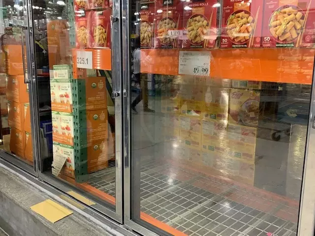 Syndicate650's tweet image. 好市多超市在中国农历新春年货本周末开始全面上市，来自两岸三地的年货，心音大批采办年货的华人民众，台湾老字号佛跳墙上市几小时就被抢购一空，连洋人也慕名尝鲜。