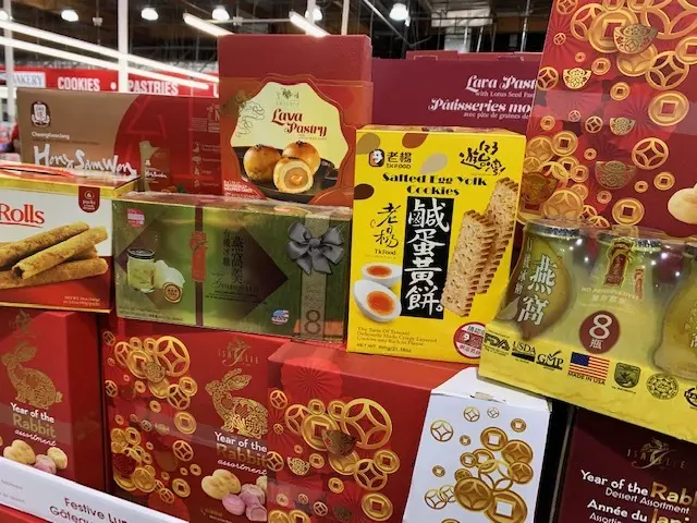 Syndicate650's tweet image. 好市多超市在中国农历新春年货本周末开始全面上市，来自两岸三地的年货，心音大批采办年货的华人民众，台湾老字号佛跳墙上市几小时就被抢购一空，连洋人也慕名尝鲜。