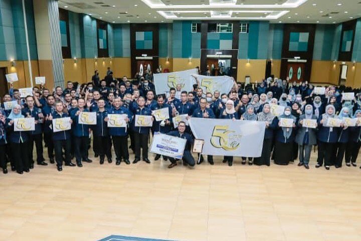 LPP_MALAYSIA's tweet photo. 𝟏𝟕 𝐉𝐚𝐧𝐮𝐚𝐫𝐢 𝟐𝟎𝟐𝟑 | 𝐌𝐞𝐧𝐚𝐫𝐚 𝐋𝐏𝐏

Hari ini telah berlangsung Majlis Amanat Tahun Baharu yang telah disampaikan oleh Ketua Pengarah Lembaga Pertubuhan Peladang (LPP), YBhg. Dato' Azulita binti Salim. https://t.co/CV9eNtvOGJ