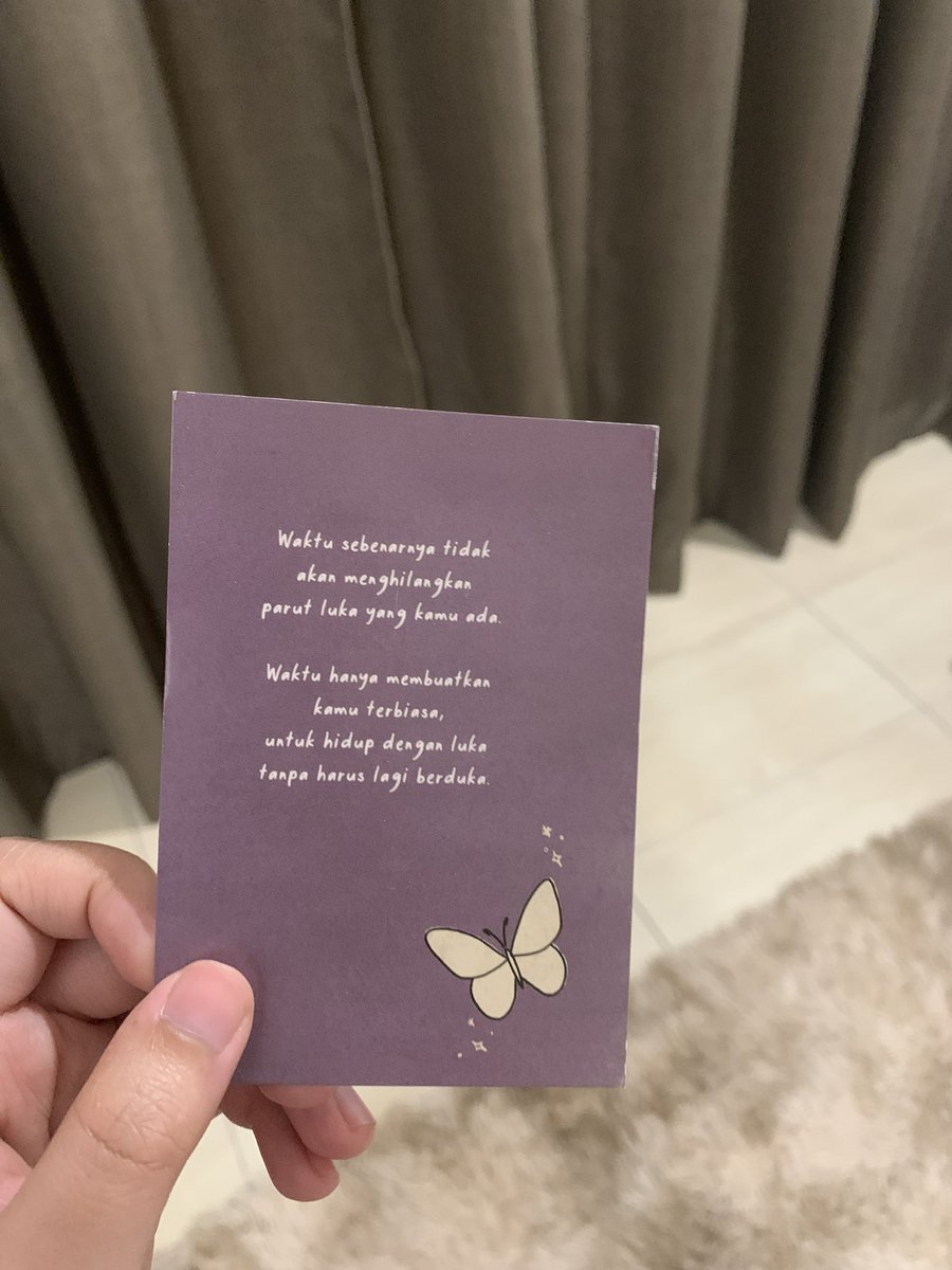 copeeyaa's tweet photo. I have this obsession towards malay poetry. So I made myself a set of poem card🐣🫶🏻.

I drew the illustration, attach the poem on it and print it out for study table decoration &amp; bookmark♥️ https://t.co/mXgpOgw9hm