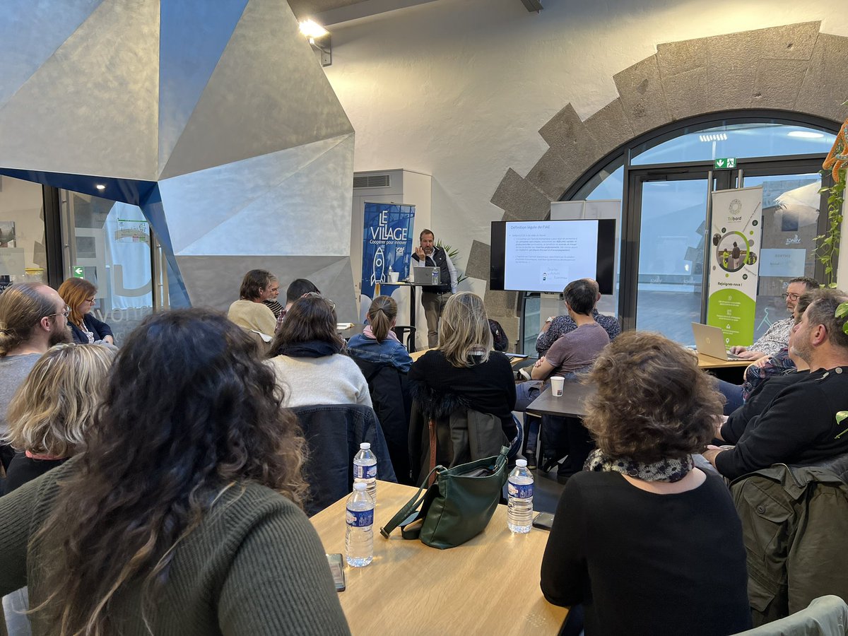 e_Tribord's tweet photo. Journée de séminaire et d’échanges pour nos équipes aux @capucinsbrest 
Regard à 360° sur l’#IAE par @LaurentPorhel président de @lesEIbretagne
#Complémentarité https://t.co/Yhpy2UUvZO