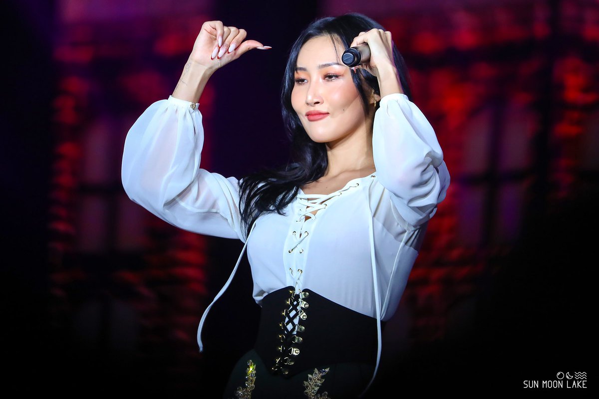 SunMoonLake_MMM's tweet photo. 230115 마마무 - <MY CON> 콘서트 대만 

🐶：🫠（🔫）
🦁️：🧋🍻🥭🍍🥩…

#마마무 #MAMAMOO #휘인 #화사 #WheeIn #HwaSa https://t.co/wAupsWNszA
