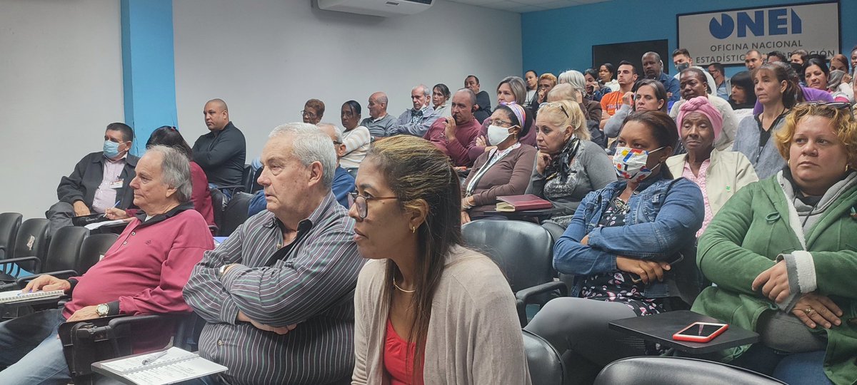 JuanaM_Pantoja's tweet photo. Se realiza una presentación sobre la vida del Apóstol a los trabajadores de @CubaONEI, por parte de @Integ812, Pdta de Relaciones Nacionales e Internacionales de @JuvenilMartiano, en saludo al 170 aniversario del natalicio de #JoseMarti, el más universal de todos los cubanos🇨🇺. https://t.co/waoHBjwc4f