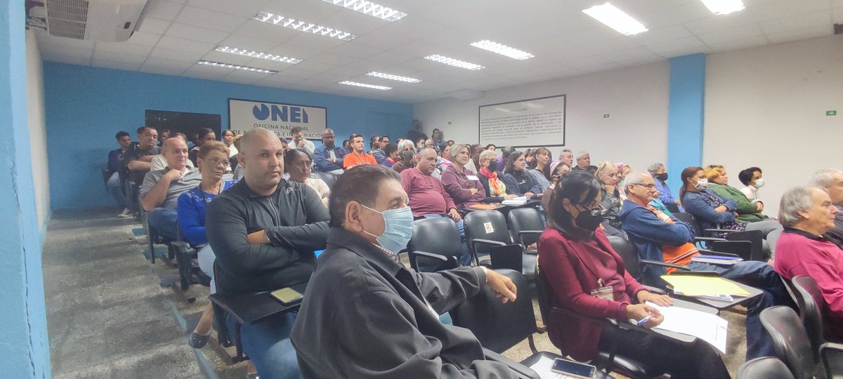 JuanaM_Pantoja's tweet photo. Se realiza una presentación sobre la vida del Apóstol a los trabajadores de @CubaONEI, por parte de @Integ812, Pdta de Relaciones Nacionales e Internacionales de @JuvenilMartiano, en saludo al 170 aniversario del natalicio de #JoseMarti, el más universal de todos los cubanos🇨🇺. https://t.co/waoHBjwc4f