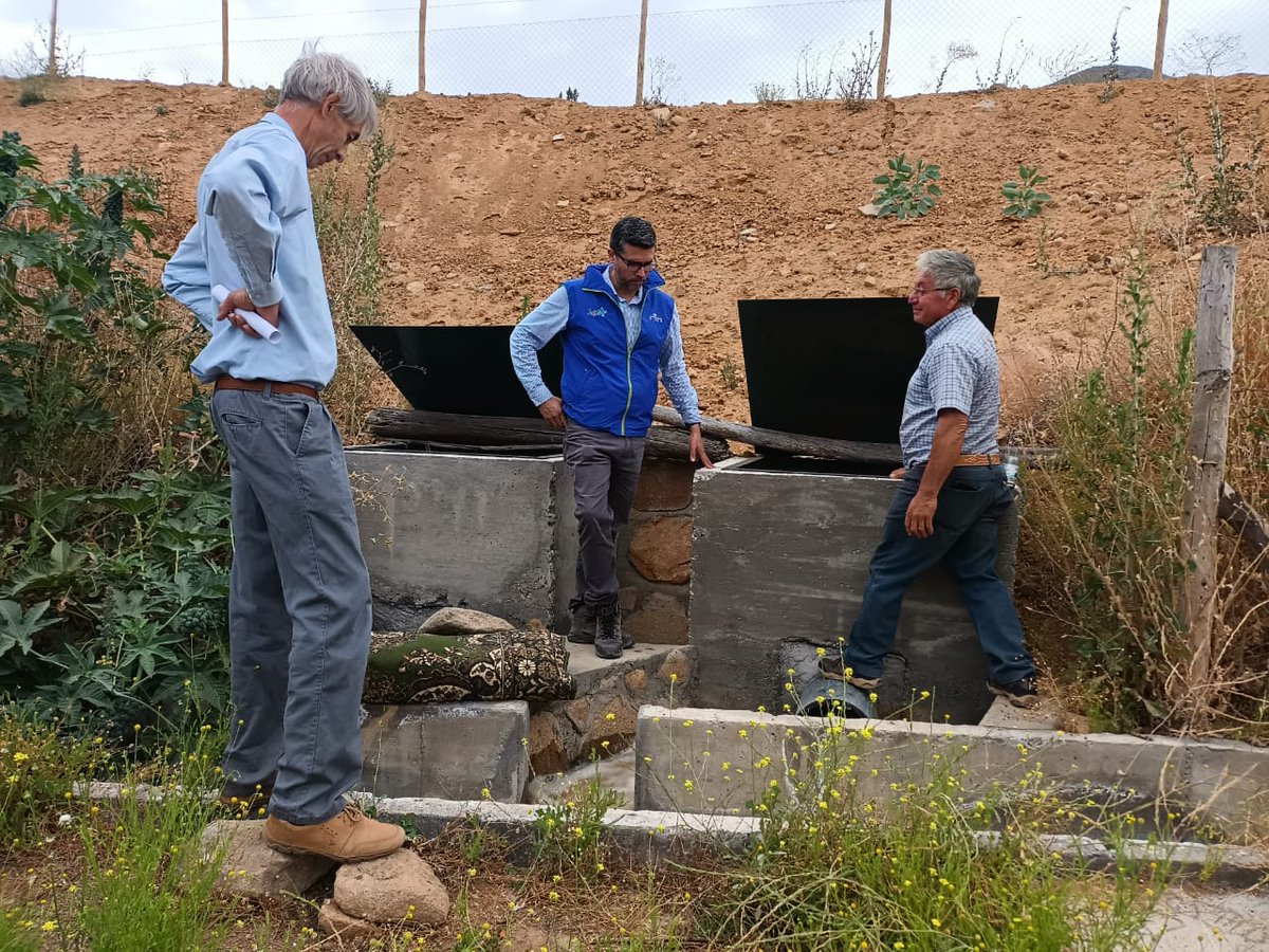 CNRCHILE's tweet photo. Felicidades a las pequeñas y pequeños agricultores regantes de #Salamanca, que gracias a la #LeyDeRiego pudieron financiar el proyecto de revestimiento de 420 metros del canal San Isidro, en el valle de #Chalinga. El Coord Zonal, Álvaro Espinoza visitó la obra en terreno 💧 https://t.co/PBXS9dB6zt