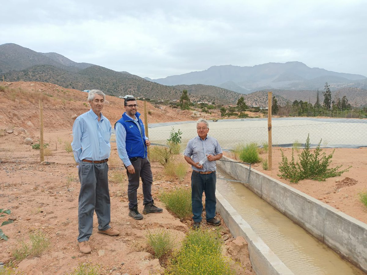 CNRCHILE's tweet photo. Felicidades a las pequeñas y pequeños agricultores regantes de #Salamanca, que gracias a la #LeyDeRiego pudieron financiar el proyecto de revestimiento de 420 metros del canal San Isidro, en el valle de #Chalinga. El Coord Zonal, Álvaro Espinoza visitó la obra en terreno 💧 https://t.co/PBXS9dB6zt