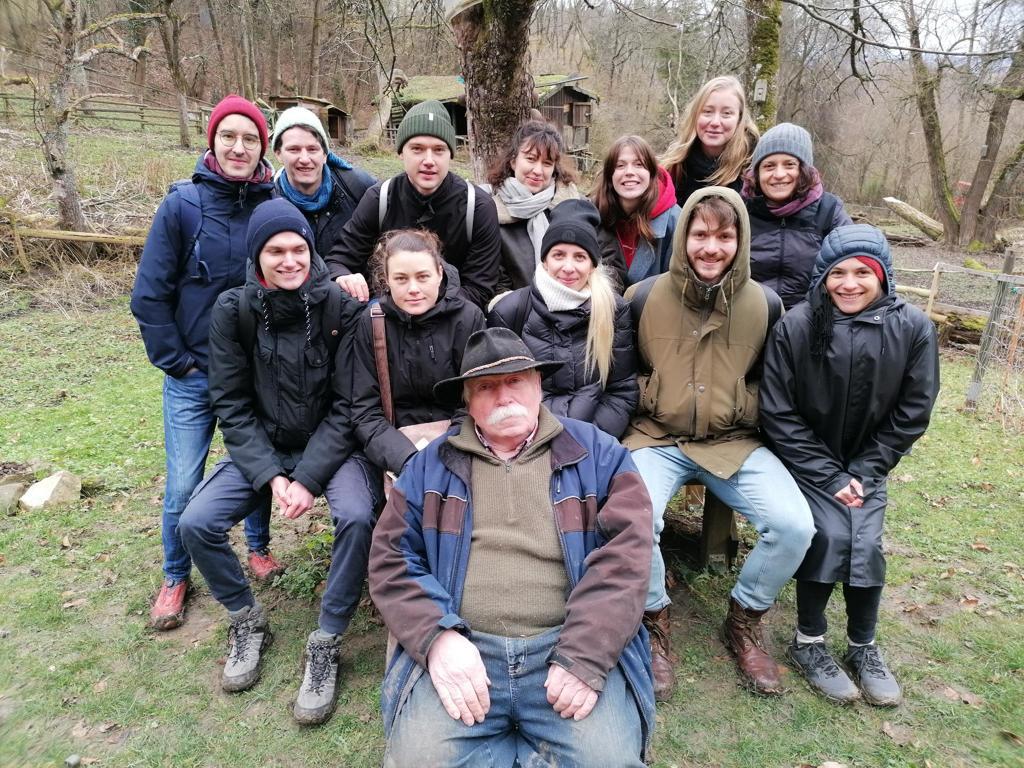 Hallo! Das sind wir - der neue Jahrgang der Reportageschule. Mehr über uns könnt ihr hier 👉bit.ly/3CVVw6R👈 erfahren.
Wir gehen währenddessen die schwäbische Provinz erkunden! Hier schonmal ein Beweisfoto mit dem Lokalpolitiker Hagen Kluck: