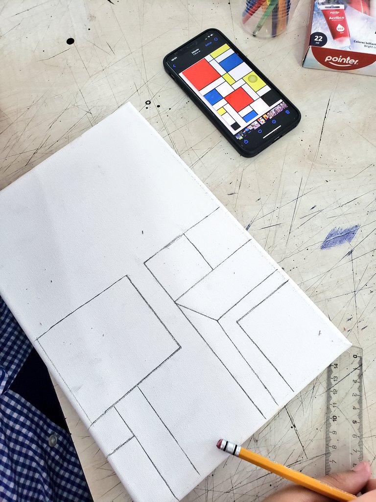 francis_n19's tweet photo. Mi alumna Genesis empezando su cuadro #cubista.
#teacher
#artteacher
#teacherlife https://t.co/tHR8bOQyrG