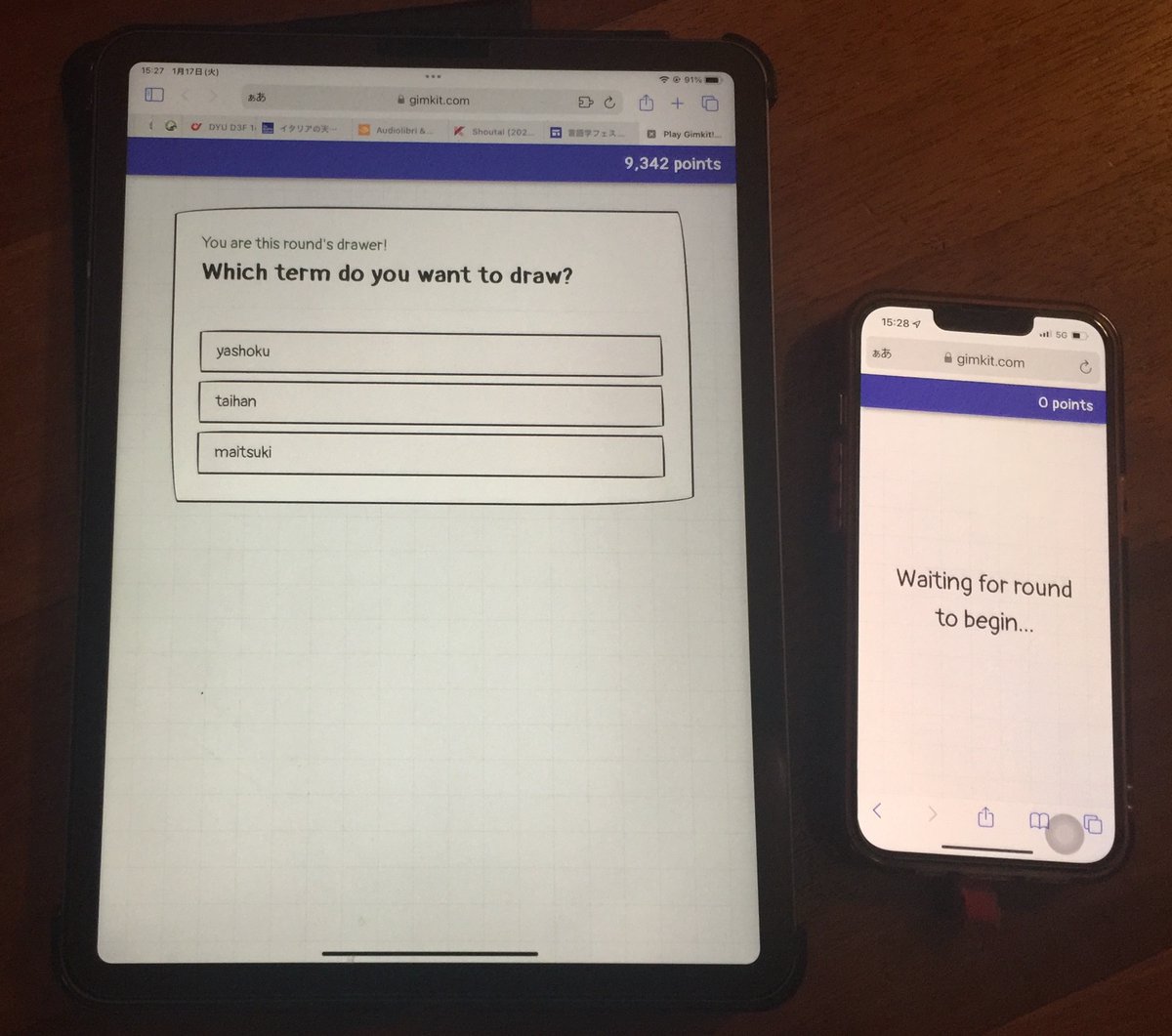 izumimassa's tweet image. @gimkit Gimkitの面白いの発見！"Draw That"を使って漢字クイズ。(検証中)
1)"書く"生徒を"ランダム"か"名指し"で指名
(今回、iPadさんを指名)
2) iPadさんが選んで書いた言葉の「読み」を他の生徒(iPhoneさん)が書いて送信
3) 当たるとどちらにも点数が入る
授業で使ってみるの(私が)楽しみ