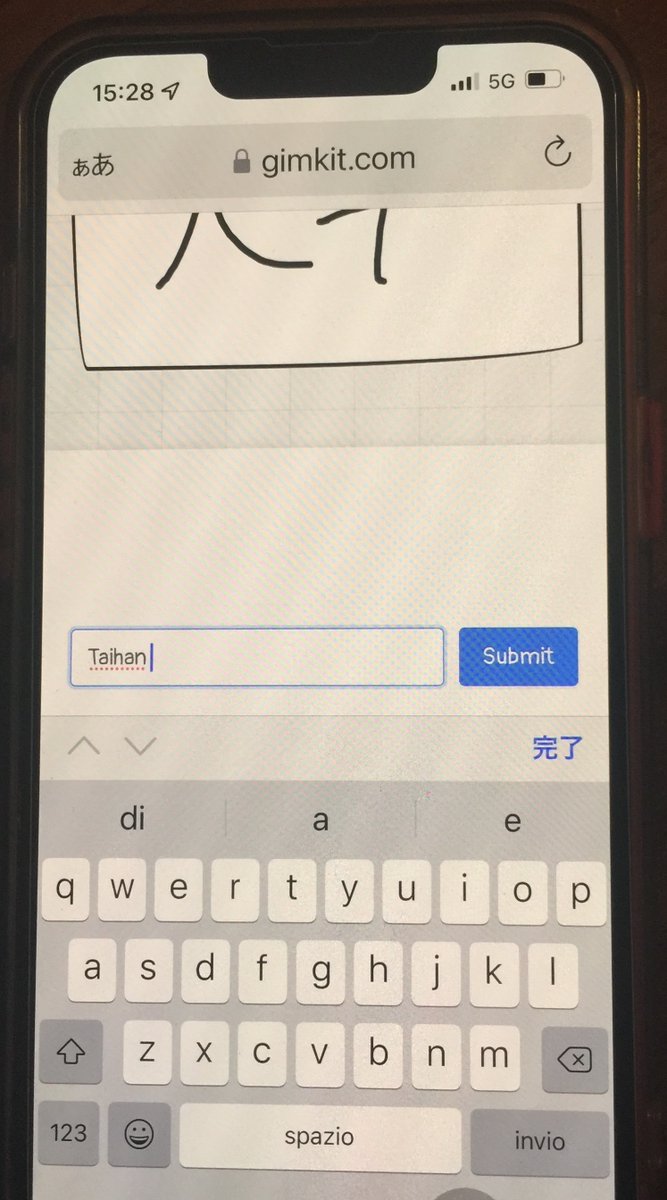 izumimassa's tweet image. @gimkit Gimkitの面白いの発見！"Draw That"を使って漢字クイズ。(検証中)
1)"書く"生徒を"ランダム"か"名指し"で指名
(今回、iPadさんを指名)
2) iPadさんが選んで書いた言葉の「読み」を他の生徒(iPhoneさん)が書いて送信
3) 当たるとどちらにも点数が入る
授業で使ってみるの(私が)楽しみ