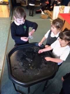 MrsMacaulayCPS's tweet photo. Today Primary 1 collected some ice and snow ❄️ Some stones and sticks were frozen in the ice and we investigated ways to melt the ice to remove the stones and sticks. #outdoorlearning #Scottishweather @carmondean_ps @misspurvisCPS https://t.co/88QSI63Pk6