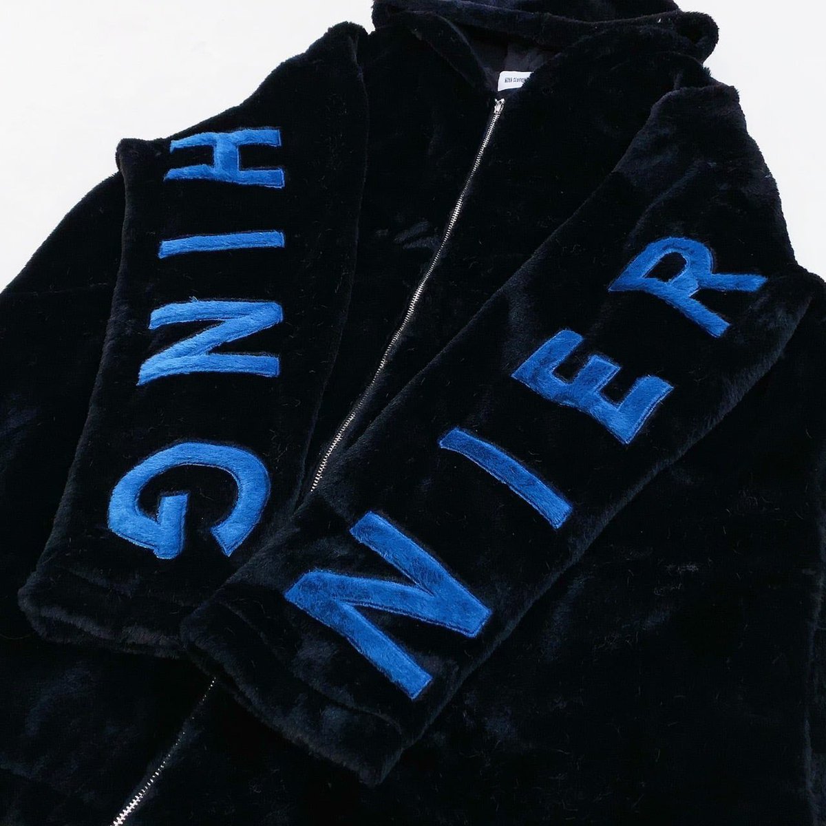 🎁本日〆切プレゼント企画🎁

超ふわもこBACK LOGO ZIP OUTER
【BLACK×BLUE】

🎁3名様にプレゼント🎁

ユニセックスアイテムです🐰

◼応募方法
フォロー(<a href="/NieR_tokyo/">NIER CLOTHING</a>) &amp; RT
◼締切〆  本日24時

※鍵垢の方も対象内です。

是非ご参加ください🙇‍♂️🙇‍♀️