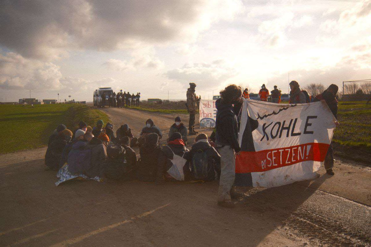 [15:36] Ein Teil des lila Fingers hat es in den Tagebau Garzweiler geschafft 🥳
Wurde leider tlw. herausgebracht zu einem Kessel im Vorfeld nahe Jackerath, Räumung aktuell pausiert.
Die zweite KohleErsetzen Blockade wird geräumt.

#lützerathunräumbar
Fotos: @janabauch, C.Schnuell