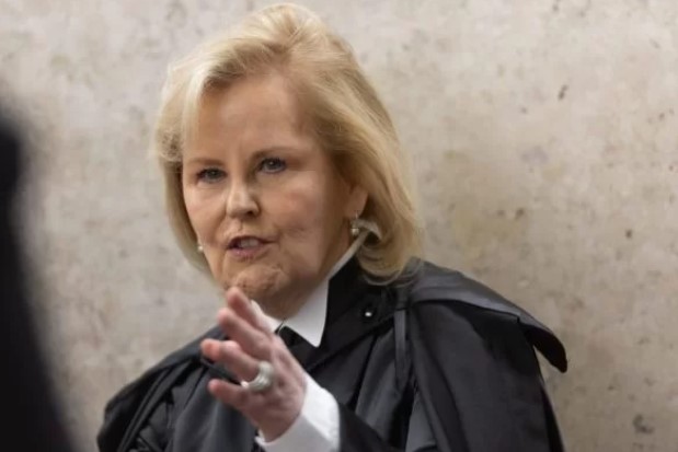 ⚖️ Rosa Weber suspende indulto a PMs do Carandiru concedido por Bolsonaro.

A presidente do STF, Rosa Weber, suspendeu trecho do decreto de Jair Bolsonaro que deu indulto a PMs envolvidos no Massacre do Carandiru.

Leia: bit.ly/3w7tjGz