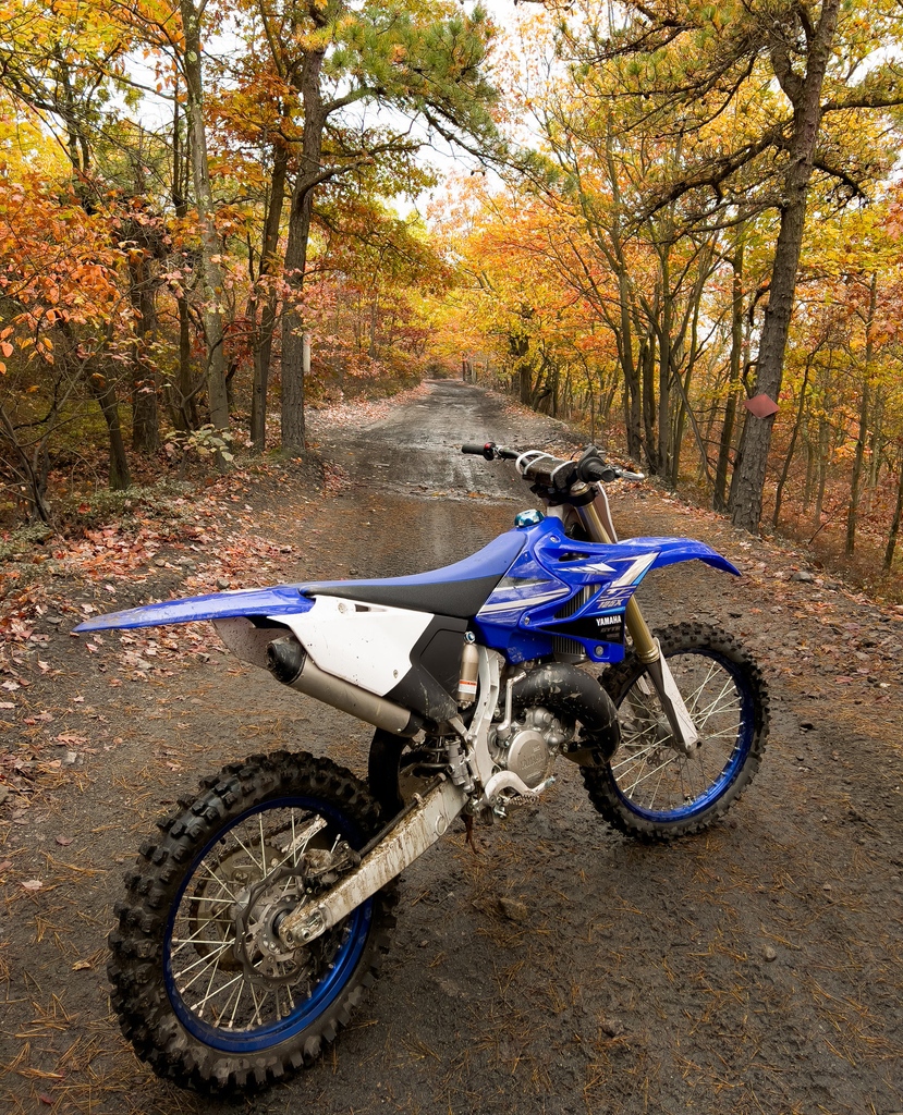 Your favorite trails are out there, how will you get there?⁠
⁠
📸 Adem L.⁠
⁠
#Yamaha #YZ125X #CrossCountry #bLUcRU