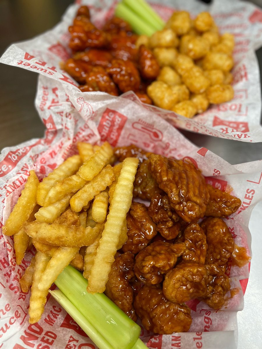 JeffersonsKU's tweet photo. Officially kicking off the work weekโฆ$.75 Boneless Wings
$4 Margaritas
$1 Off Pints
#massstreet #bonelesswings #localbeer #sauced #craftdraft #JeffersonsLawrence #worldfamouswings #wingsburgersoysters #barandgrill #burgerandfries https://t.co/mSgWjX8fYL