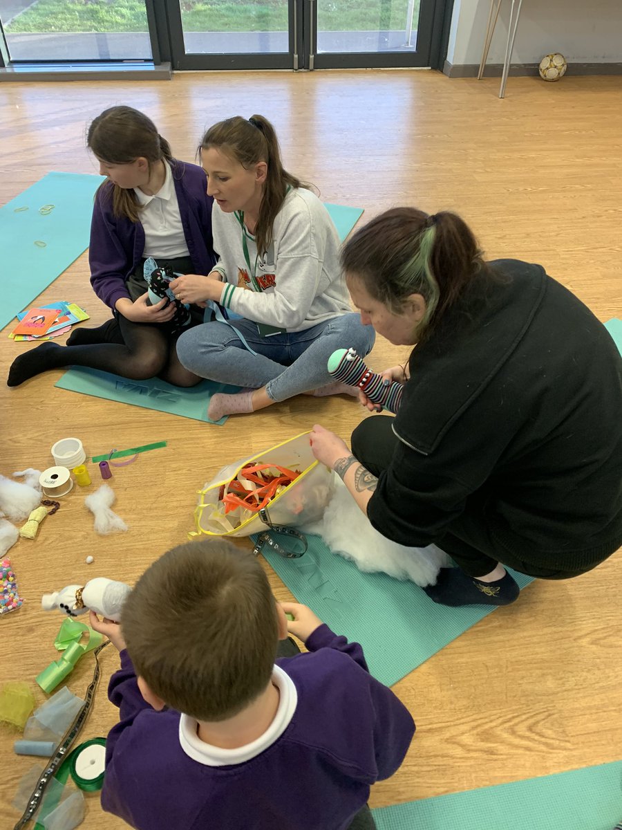 OJA_Brumby's tweet image. Our families are having a great time at our family hub ‘Creative Calm’ sessions with Creative Therapy. Lots of great ideas to support children with self regulation #creatingcalm