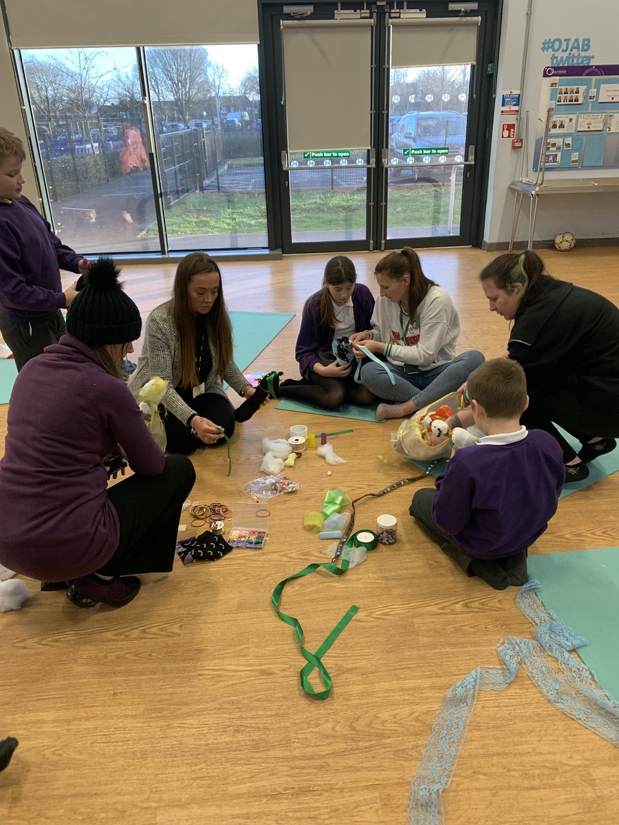 OJA_Brumby's tweet image. Our families are having a great time at our family hub ‘Creative Calm’ sessions with Creative Therapy. Lots of great ideas to support children with self regulation #creatingcalm