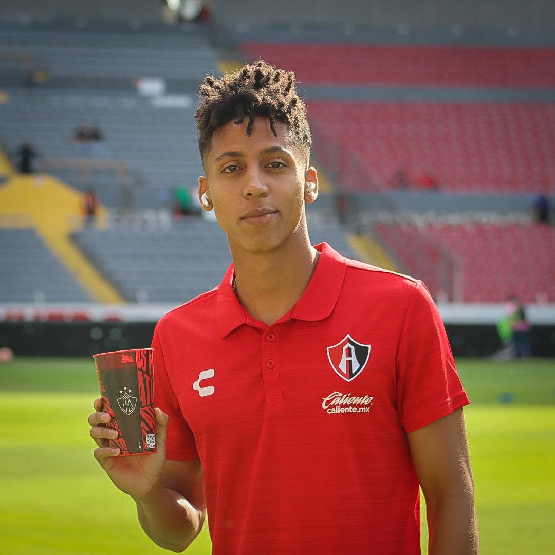 AtlasFC's tweet photo. Dándole un vaso de agua a las visitas:

Martha Debayle  / Su servidor https://t.co/EQJJrAQpAz