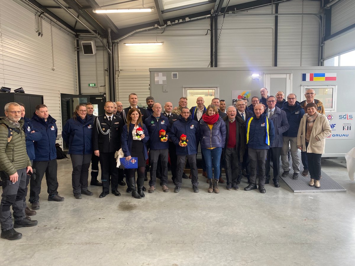 #PompiersDeLaPaix | L'ONG <a href="/pohf42/">PHF</a> appuyée par la #FNSPF et le <a href="/sdis42/">Sapeurs-pompiers de la Loire / SDIS 42</a> a présenté l'unité mobile de soins qui sera donnée en #Ukraine. Elle sera acheminée en #Pologne où les soignants ukrainiens recevront une formation avant de pouvoir offrir l'unité de soins en Ukraine.