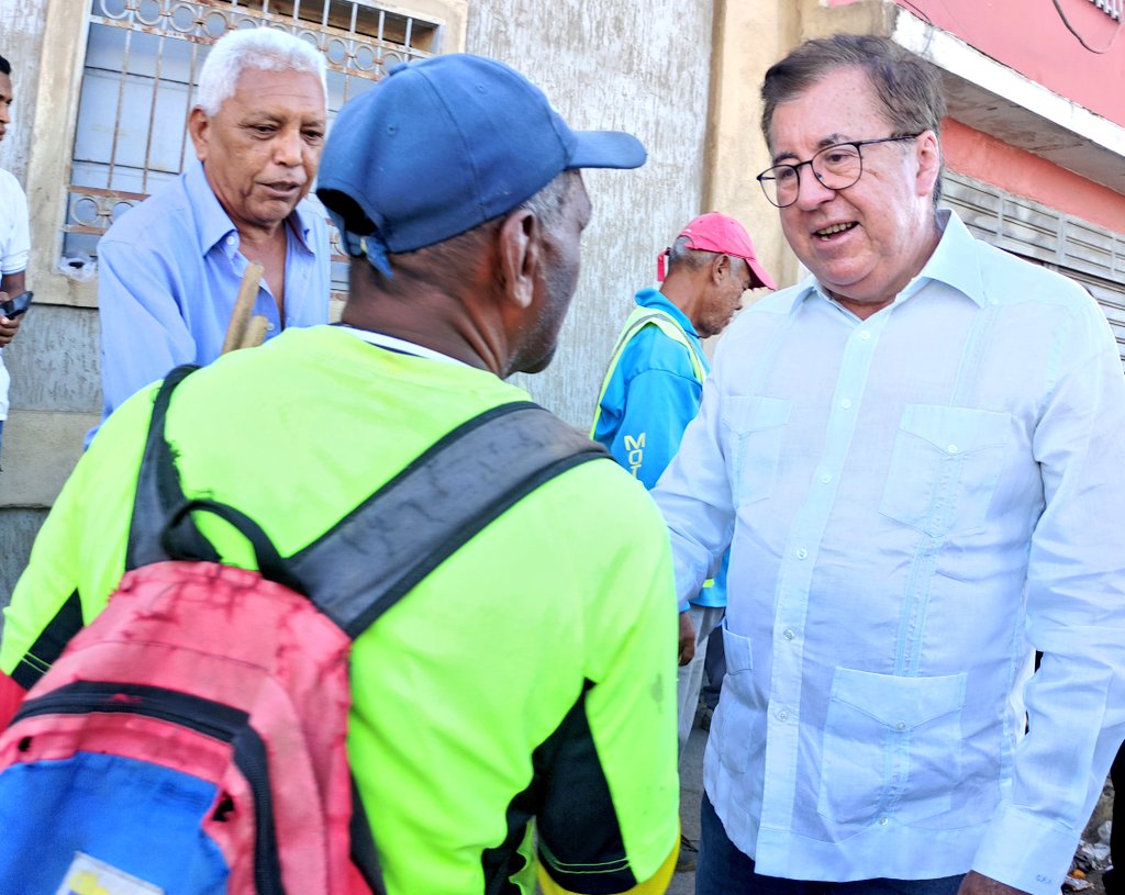 CesarPerezVivas's tweet photo. #17Ene Recorremos el mercado de #Coro #Falcón exponiendo nuestras propuestas a los ciudadanos en la calle y escuchando sus exigencias.

✅ Reivindiquemos el ejercicio de la política caminando de la mano con los reclamos de nuestra gente.

#SumandoGanamos🫂
#ConcertaciónCiudadana https://t.co/VCl5TwAyGj