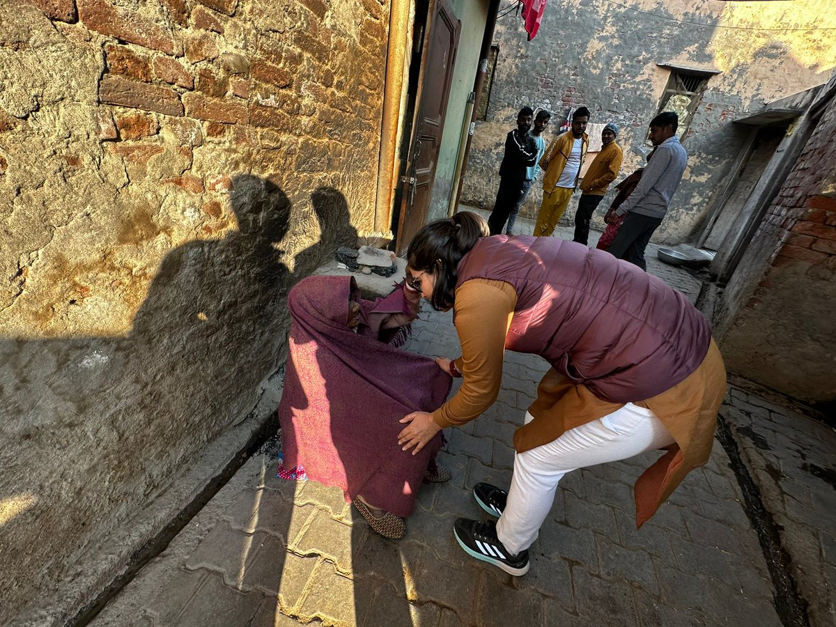 DoohanSonia's tweet photo. संस्कार तै जुड़ाव जड़ों का हो,
गेल आशीर्वाद हमेशा बड़ों का हो।

आज नारनौंद हल्के के पाली गांम म अपणों के बीच। https://t.co/F4TReDsmxT