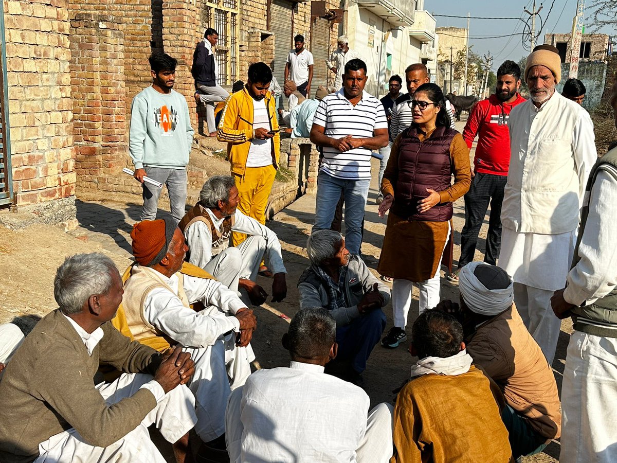 DoohanSonia's tweet photo. संस्कार तै जुड़ाव जड़ों का हो,
गेल आशीर्वाद हमेशा बड़ों का हो।

आज नारनौंद हल्के के पाली गांम म अपणों के बीच। https://t.co/F4TReDsmxT