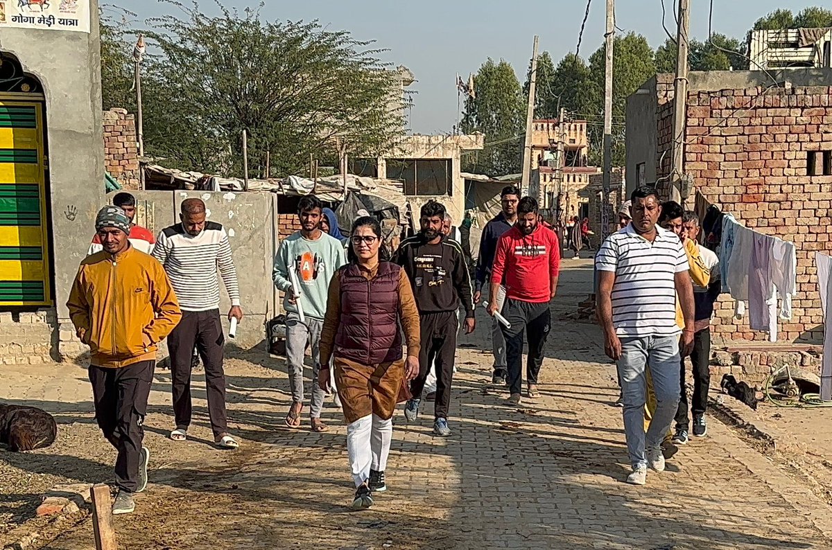 DoohanSonia's tweet photo. संस्कार तै जुड़ाव जड़ों का हो,
गेल आशीर्वाद हमेशा बड़ों का हो।

आज नारनौंद हल्के के पाली गांम म अपणों के बीच। https://t.co/F4TReDsmxT